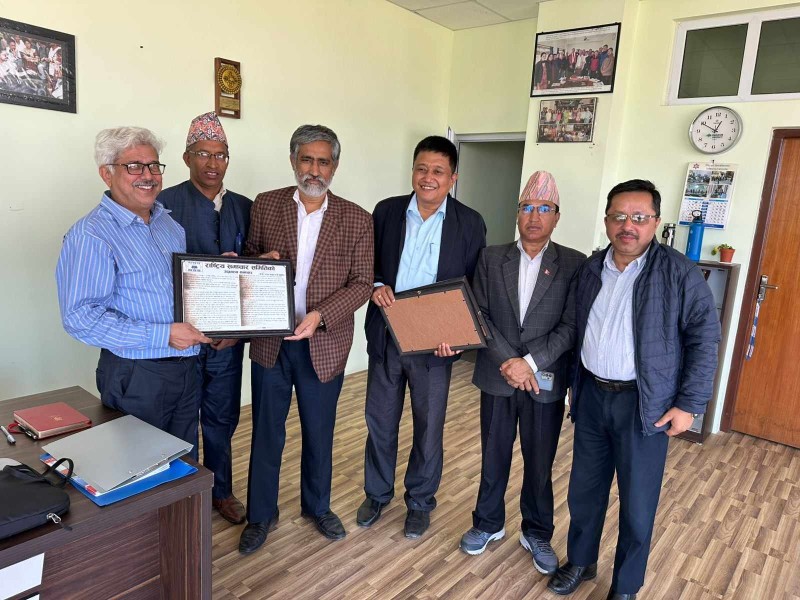 राससद्वारा पत्रकारिता तथा आमसञ्चार केन्द्रीय विभागलाई तस्बिर हस्तान्तरण