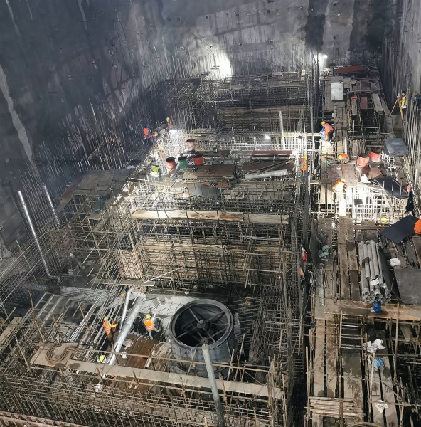 तनहुँ जलविद्युत् आयोजना : ठाडो सुरुङमा पेनस्टक पाइप जडान हुँदै