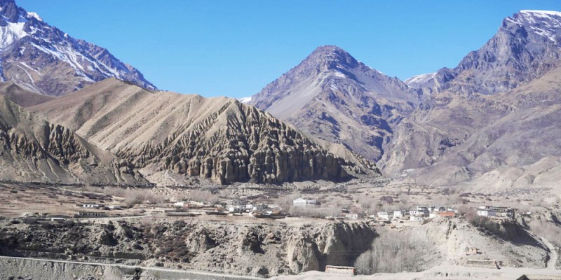 माथिल्लो मुस्ताङको लो–घेकर दामोदरकुण्ड गाउँपालिका-२ स्थित घमीगाउँ र पृष्ठभूमिमा आसपासका हिमशृङ्खला