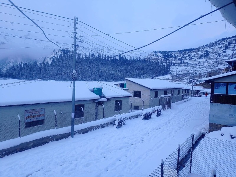 हिमपातले सुदूरपहाडका राजमार्ग र विद्युत् सेवा अवरुद्ध, जनजीवन प्रभावित