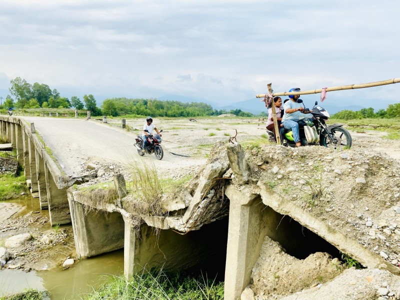 अझै बनेन दुई वर्षअघि भासिएको बिरिङको पुल