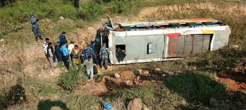 नवलपुरमा बस दुर्घटना : २० बढी यात्रु घाइते