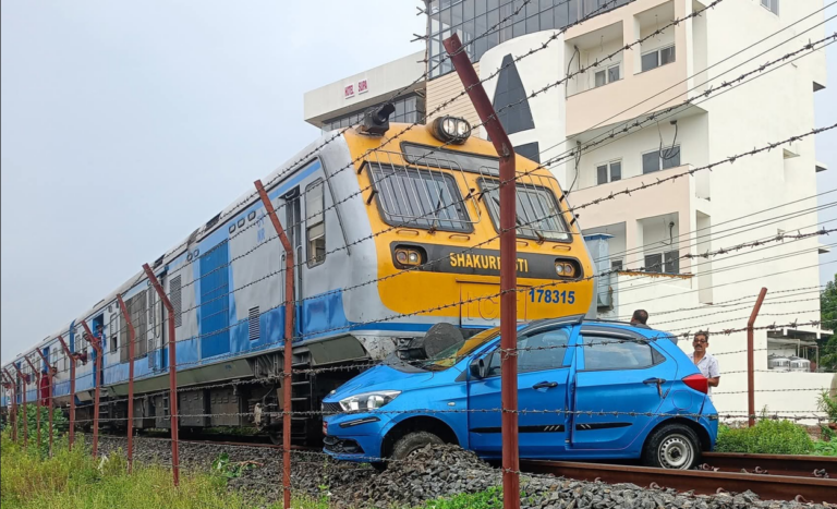 जनकपुरमा रेल र कार ठोक्किँदा तीनजना घाइते