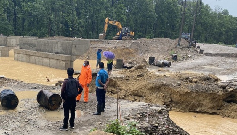 पूर्वपश्चिम राजमार्ग अवरुद्ध