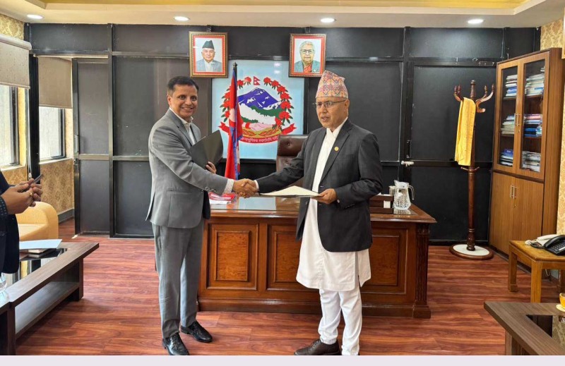 बिमा प्राधिकरणको अध्यक्षमा शर्मा नियुक्त, अर्थमन्त्रीसमक्ष लिनुभयो शपथ