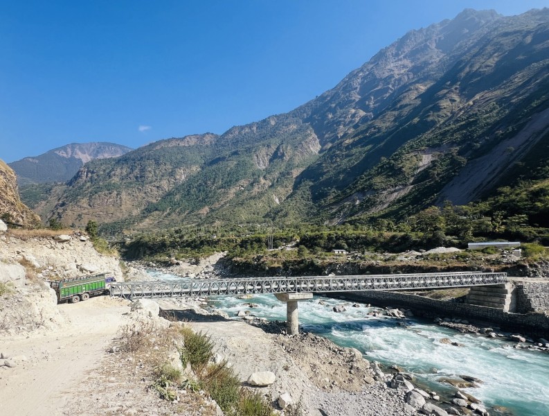  कर्णाली समृद्धिको आधार बन्दै सडक,  स्याउ र जडीबुटीले पाउन थाल्यो बजार