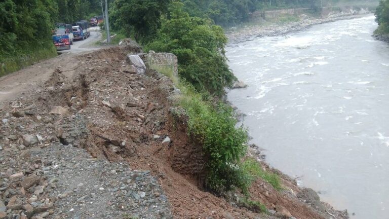 अवरुद्ध काठमाडौँ–मन्थली सडक एकतर्फी खुल्यो
