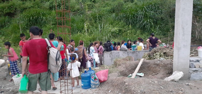 दमौलीमा पानीको हाहाकार : एक गाग्रीका लागि घन्टौँ लाइनमा बस्नुपर्ने