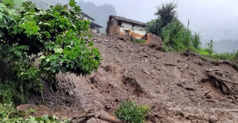 बागलुङका पहिरोपीडितलाई आर्थिक सहयोग
