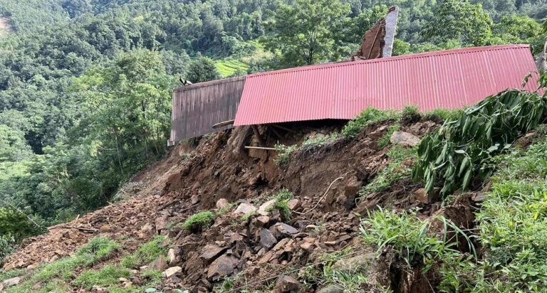 पर्वतको फलेवास ठानामौलामा पहिरोले ६ घर भत्किए, १० घर उच्च जोखिममा
