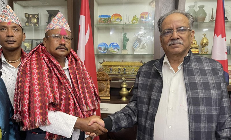 इटहरीका पूर्वमेयर द्वारिकलाल चौधरी माओवादीमा प्रवेश