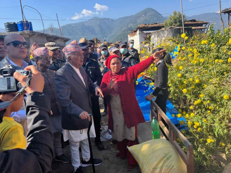 राष्ट्रपति पौडेल जाजरकोट अस्पतालमा घाइतेहरूसँग