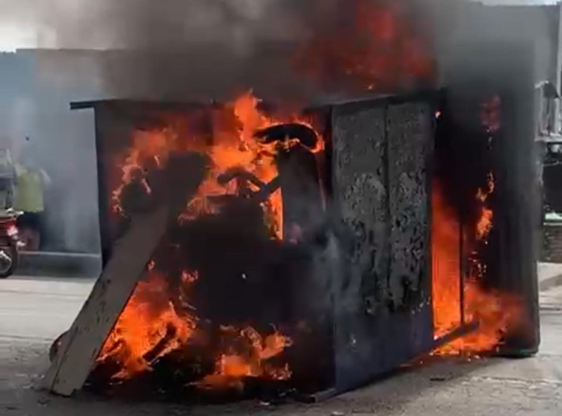 प्रचण्ड निवासनजिक जेनजी प्रदर्शनकारीद्वारा आगजनी, देउवा निवास आसपास पनि प्रदर्शन