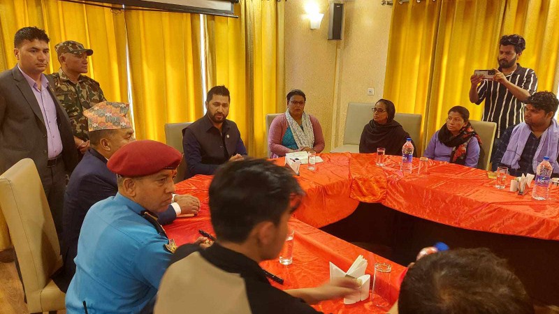 जनकपुरका मिटरब्याज पीडितसँग गृहमन्त्री- समस्याको समाधान हुन्छ, केही समय धैर्य गर्नुस्