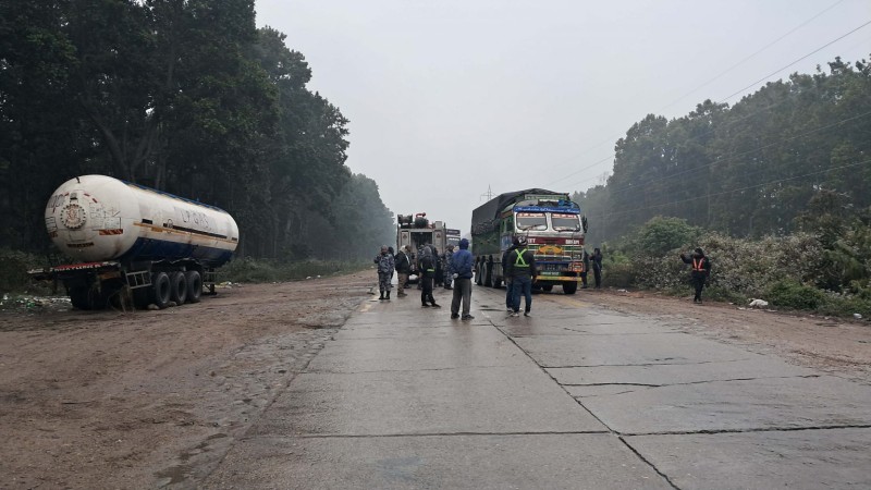 अवरुद्ध महेन्द्र राजमार्ग २४ घण्टापछि सञ्चालन
