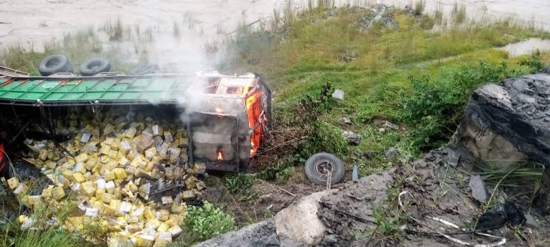  जरेखेतमा ट्रक दुर्घटना