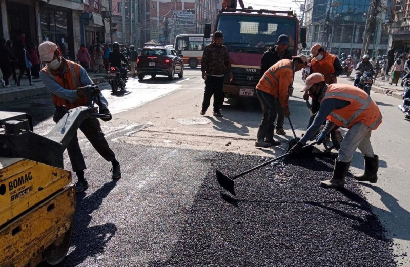 सडक डिभिजन काठमाडाैँद्वारा सडकलाई खाल्डाखुल्डी रहित बनाउने अभियानलाई तीब्रता(तस्बिरसहित)