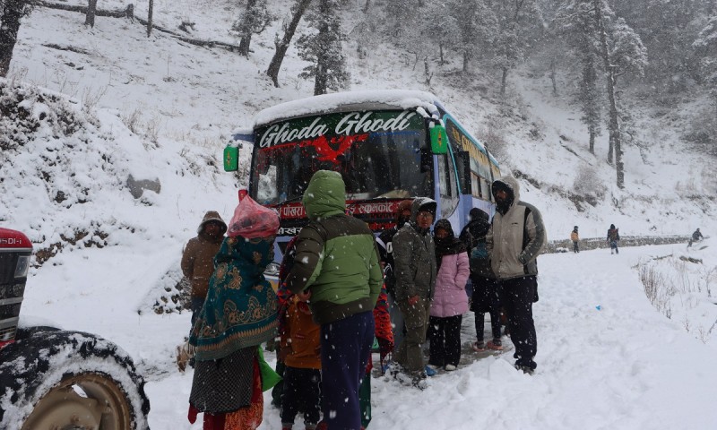 हिउँ परेपछि मध्यपहाडी लोकमार्ग अवरुद्ध