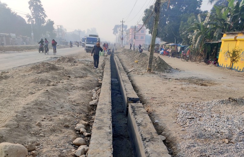 लम्की–टीकापुर–खक्रौला सडक निर्माणमा नदीजन्य निर्माण सामग्रीको अभाव