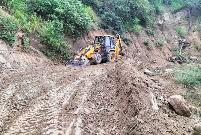 सिरहा–उदयपुरका विकट बस्तीलाई जोड्ने कच्ची ‘ट्रयाक’ खुल्यो