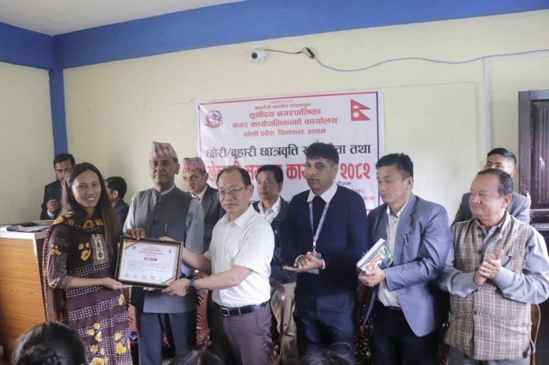  छोरीबुहारीलाई उच्च शिक्षामा छात्रवृत्ति दिँदै सूर्योदय