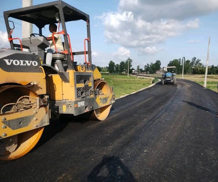 मटिहानी नगरपालिकाका बस्तीहरूमा तीव्र गतिमा सडक कालोपत्र, स्थानीयवासी खुशी