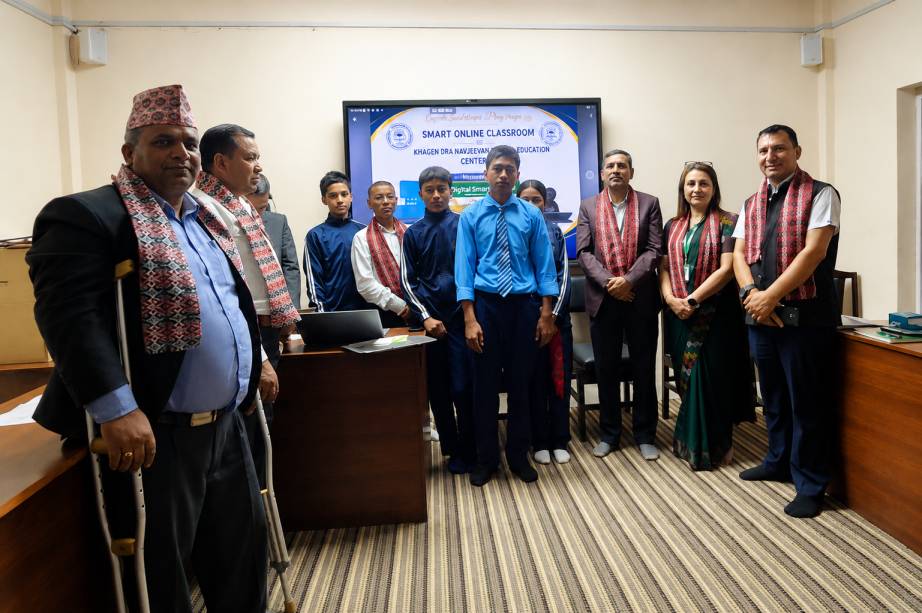 खगेन्द्र नवजीवन विशेष शिक्षा विद्यालयलाई कृषि विकास बैंकद्वारा डिजिटल स्मार्टबोर्ड हस्तान्तरण